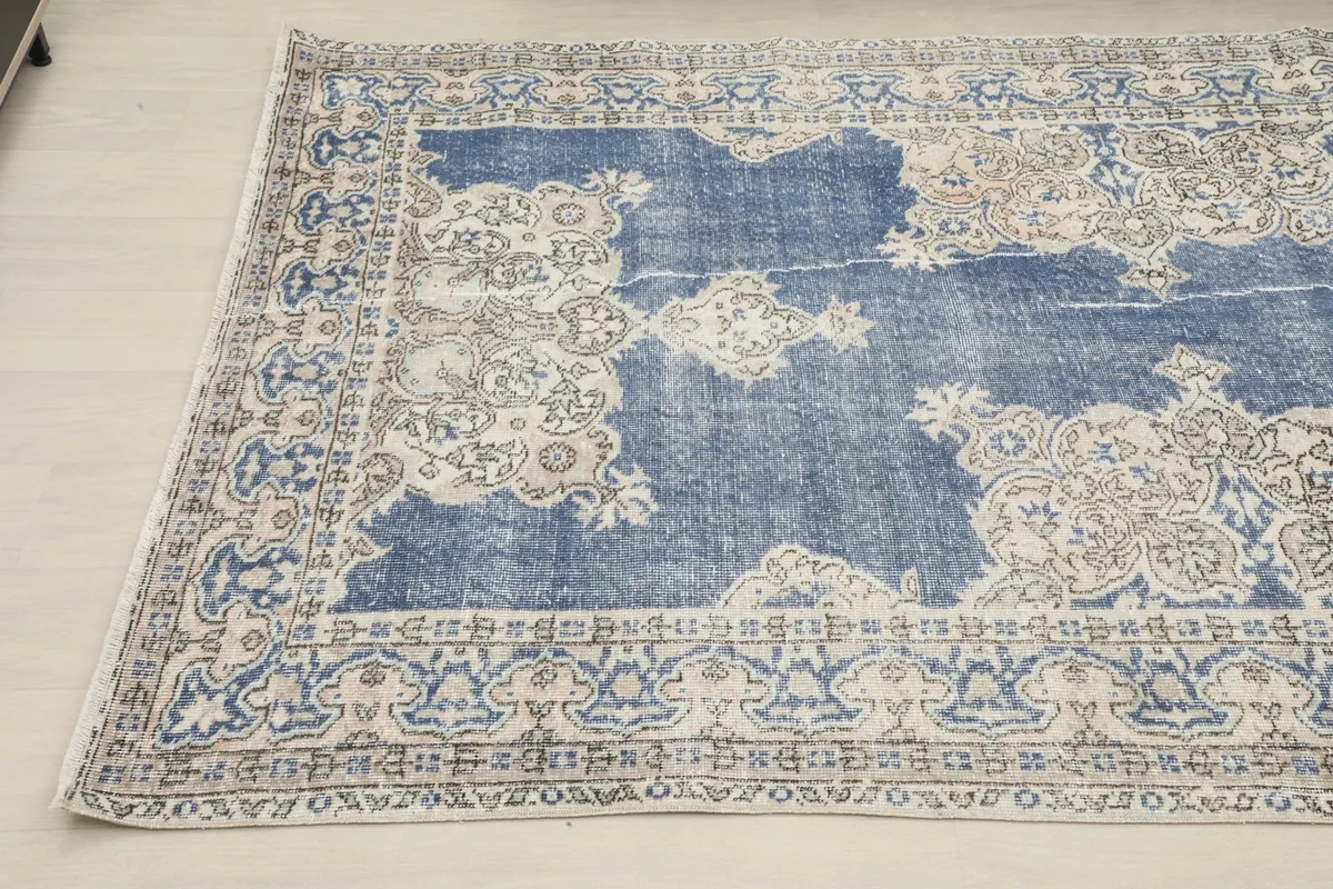 Another corner view highlighting the cream and blue border patterns