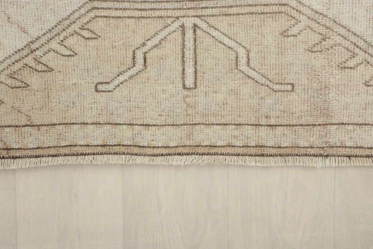 Close-up of the short, natural fringe and the finished edge of the hand-knotted rug