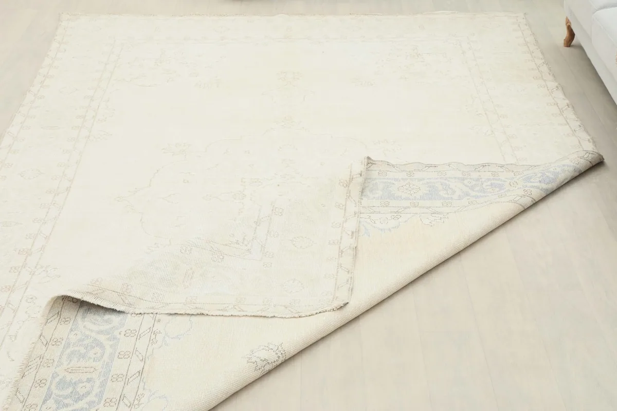 Partial view of the rug with a corner folded back, showing the back and front