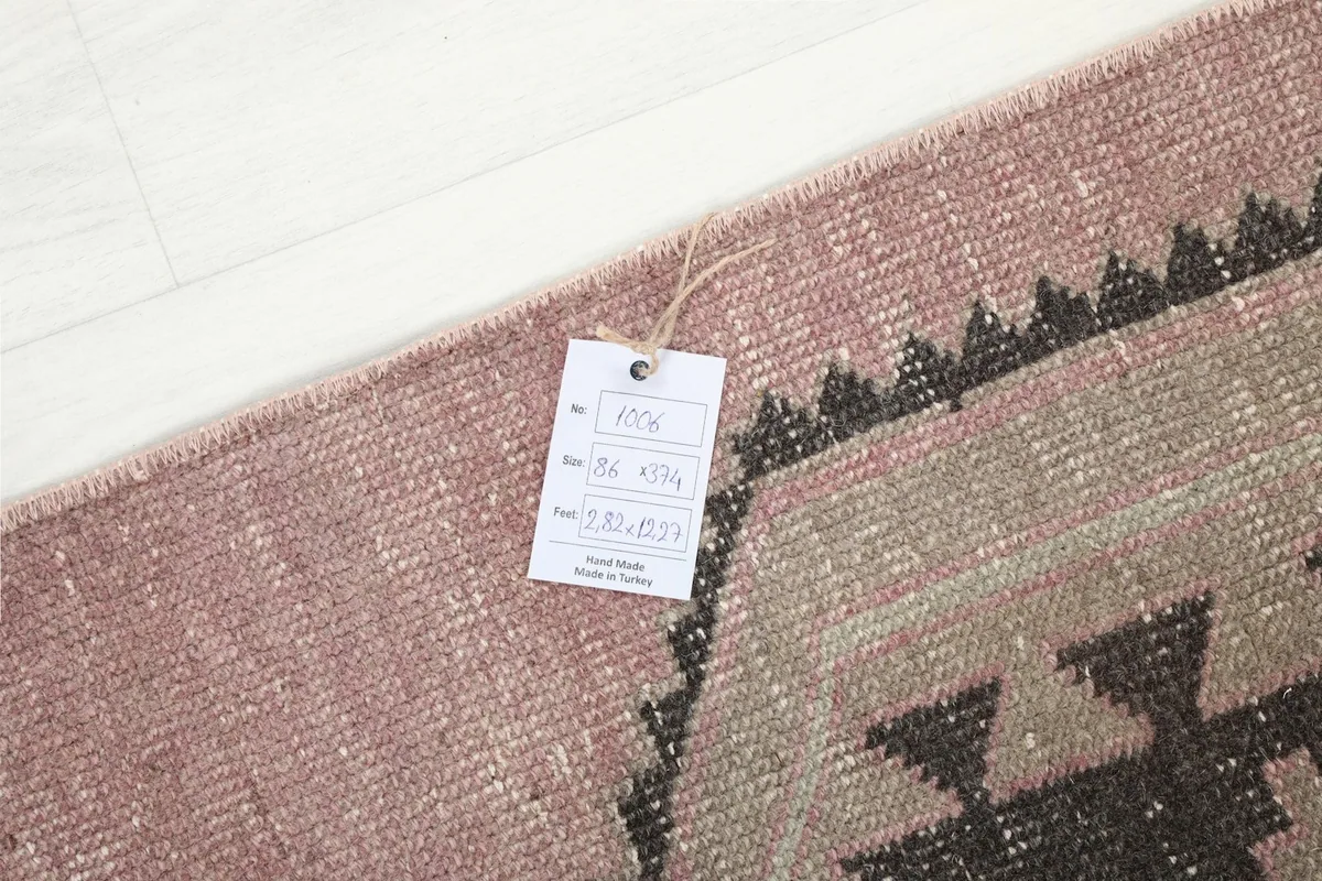 Product tag on the runner showing the size 86 x 374 cm and origin Turkey