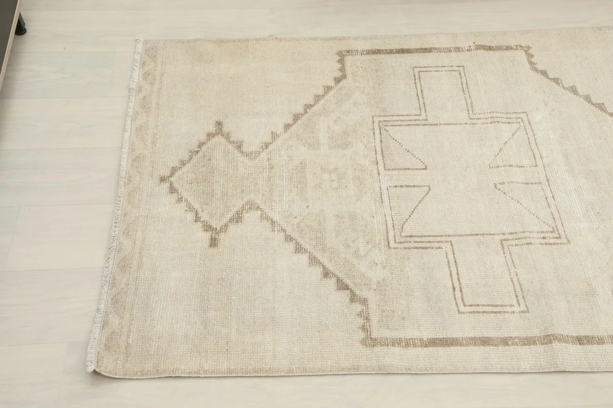 Detailed angle of the runner's mid-section, highlighting the subtle tan tribal patterns