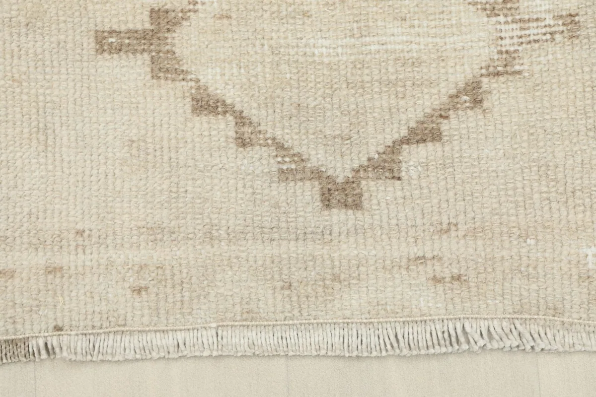Close-up of the short, natural cotton fringe at the end of the vintage runner
