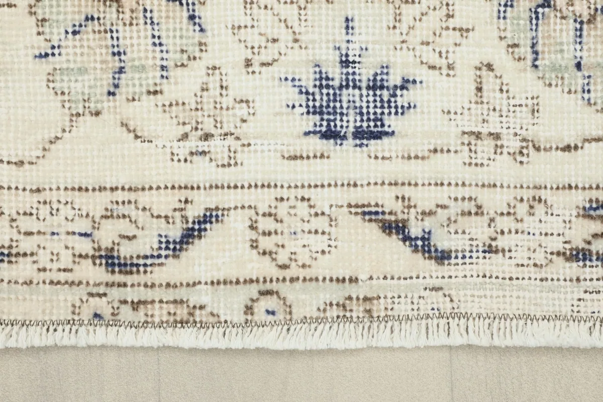 Close-up of the rug's fringe and the intricate border pattern