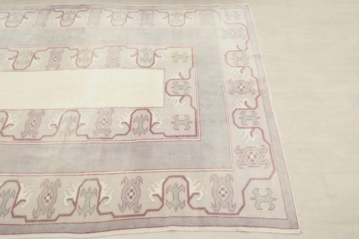 Corner view of the Rose Gray Geometric Rug highlighting the border and field design