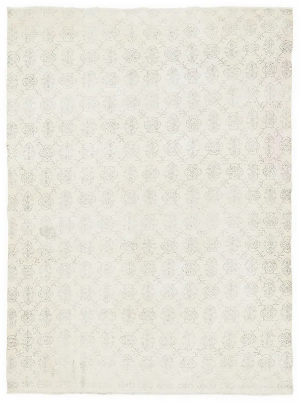 Full overhead view of the 7'5" x 10'4" ivory and gray floral geometric vintage rug