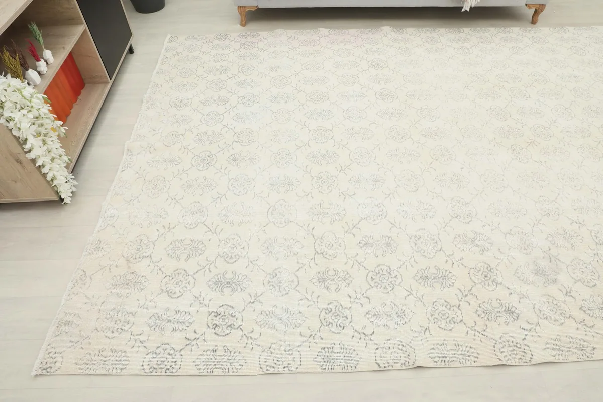Angled perspective of the large ivory and gray area rug in a room