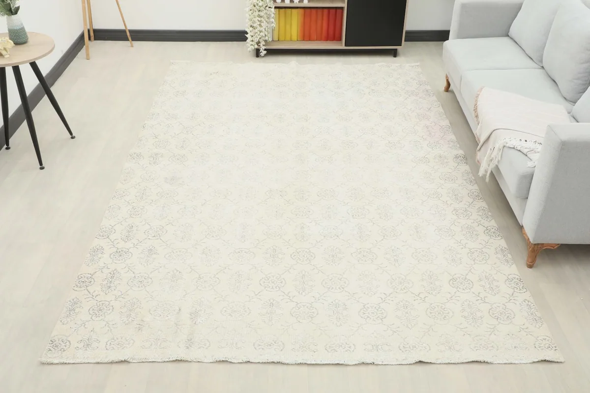 Full room view of the ivory and gray vintage rug laid out in a modern living space