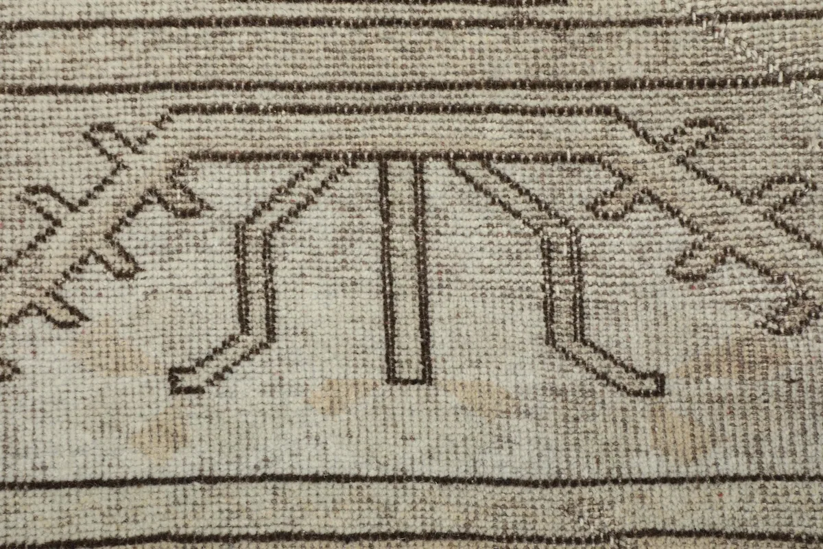 Close-up of the low wool pile and the texture of the hand-knotted construction