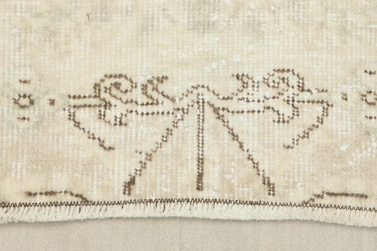Close-up of the end of the rug, showing the short, natural fringe and border details