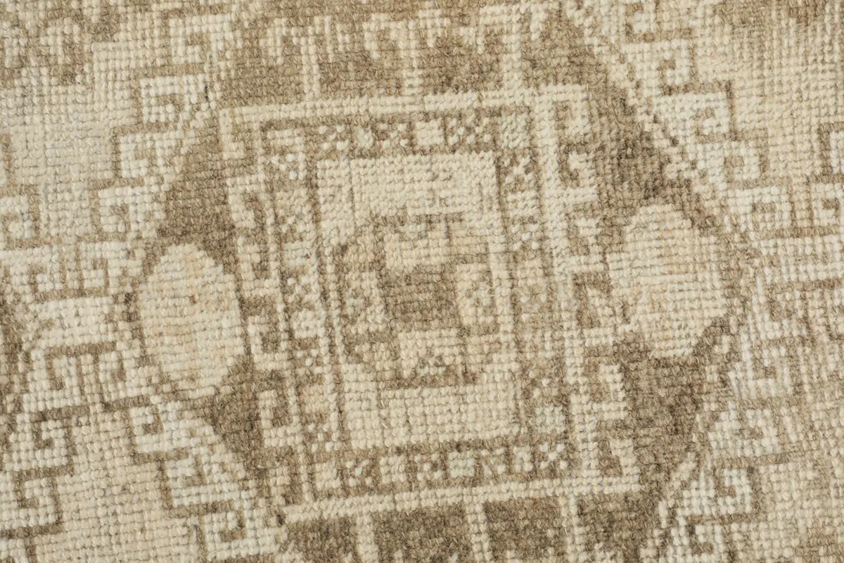 Detail of the low wool pile and the tight knotting, showing individual fibers