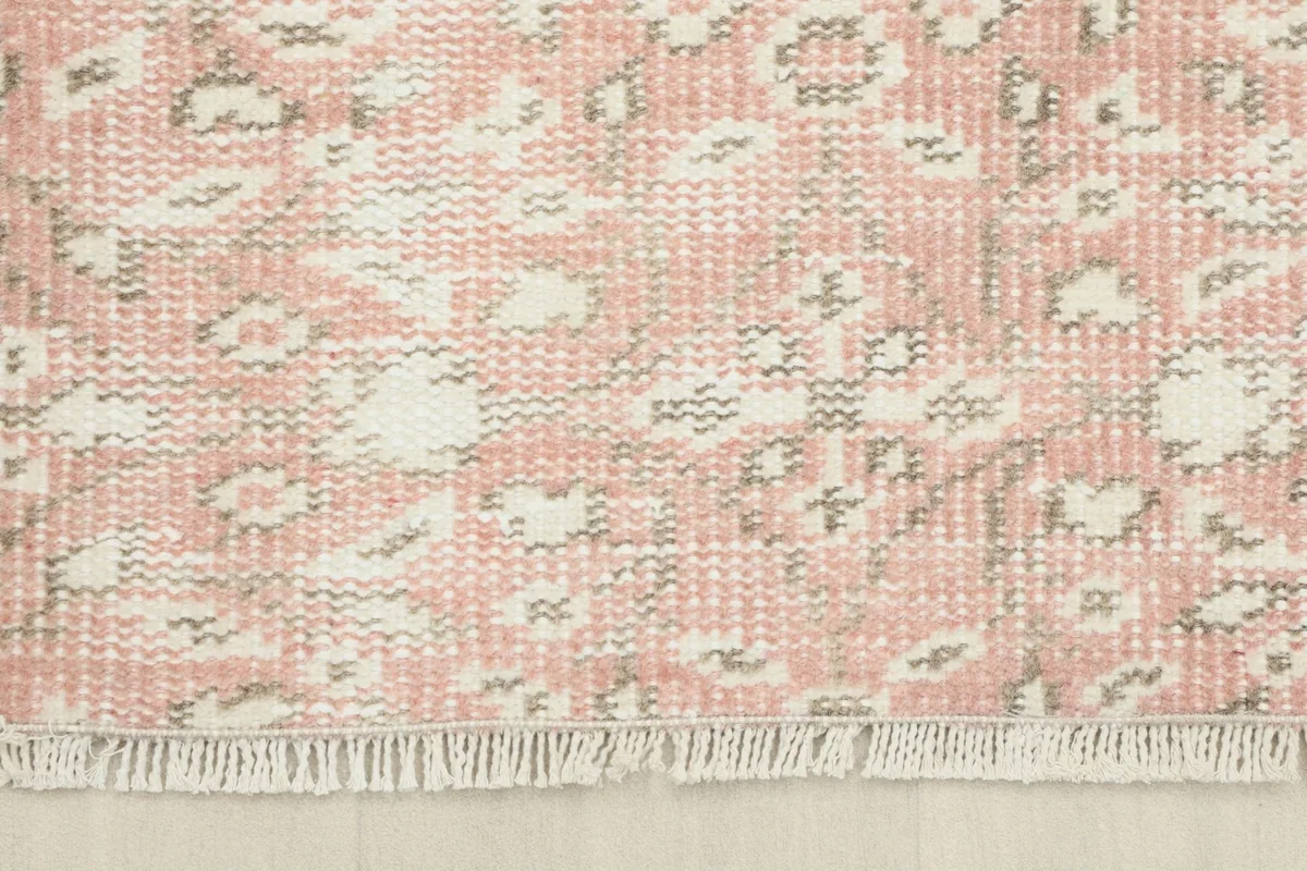 Close-up of the fringe and the end of the runner, displaying the clean finish