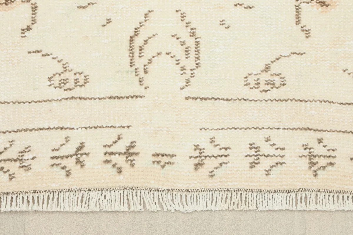 Detail of the rug's fringe and the lower border pattern