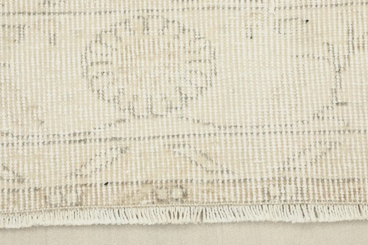 Close-up of the hand-knotted fringe and the end finish of the vintage runner.