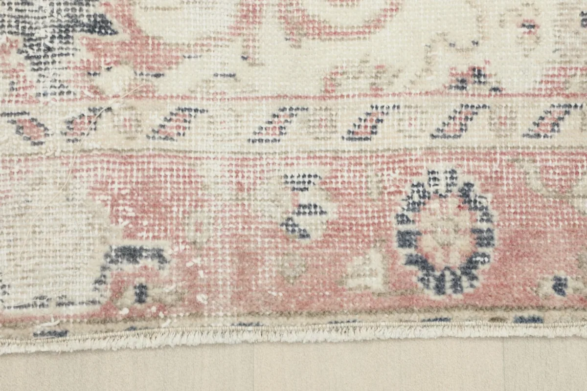Close-up of the outer border and fringe, showing the hand-knotted texture and wool pile