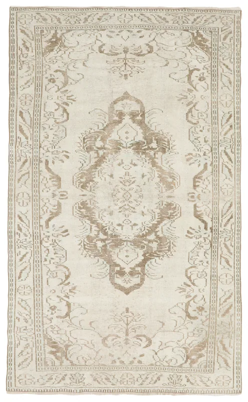 Full top view of the 5'5" x 9'0" ivory and tan vintage Anatolian area rug