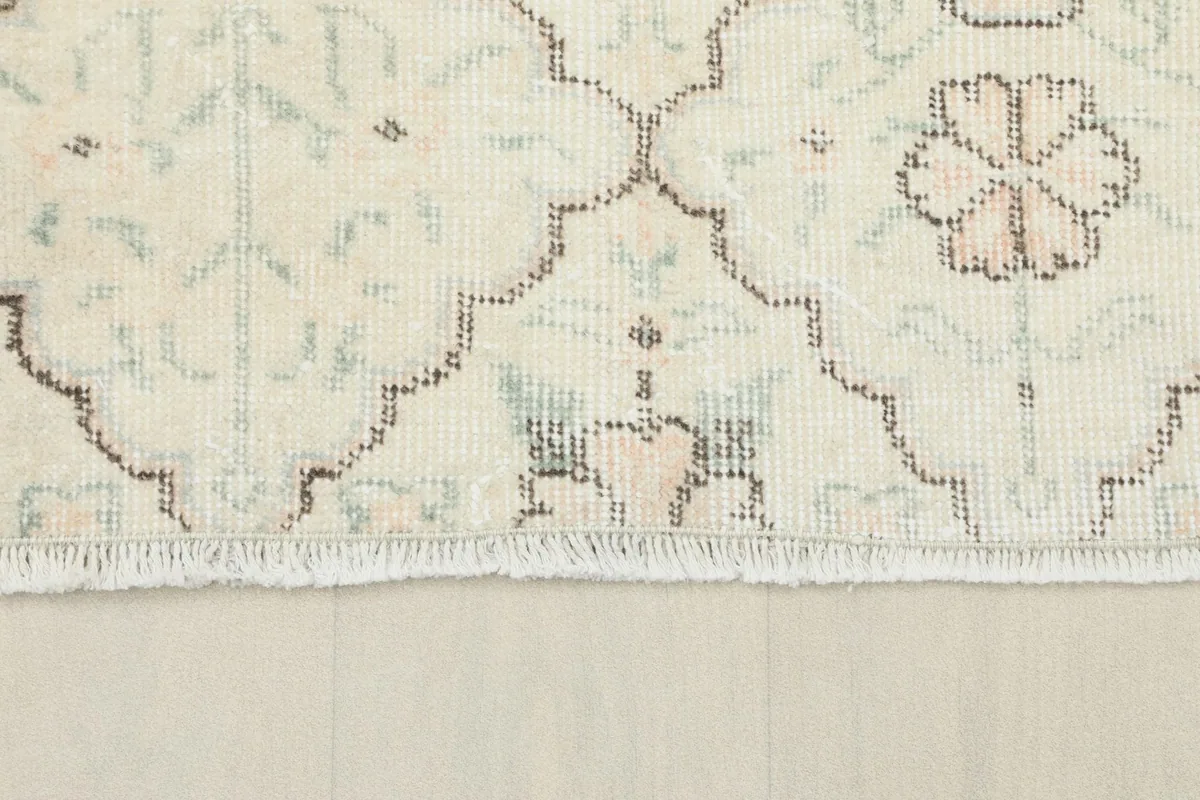 Detail of the rug's edge and short, natural fringe