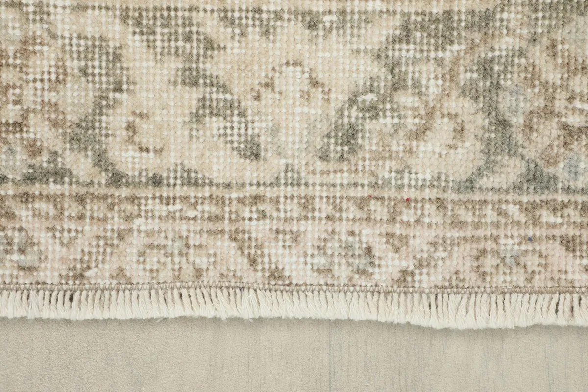 Close-up of the rug's border and short, neatly finished cotton fringes