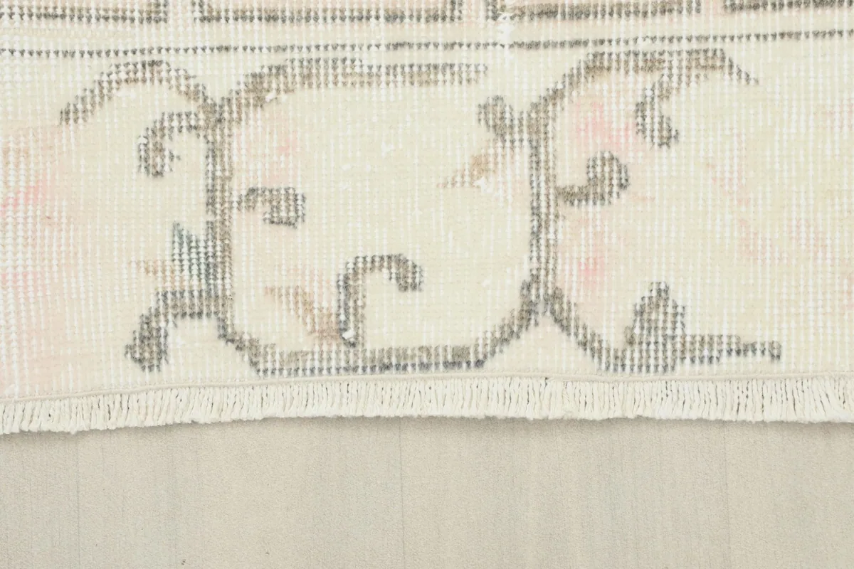 Close-up of the short fringes and the decorative border pattern on the rug's edge.