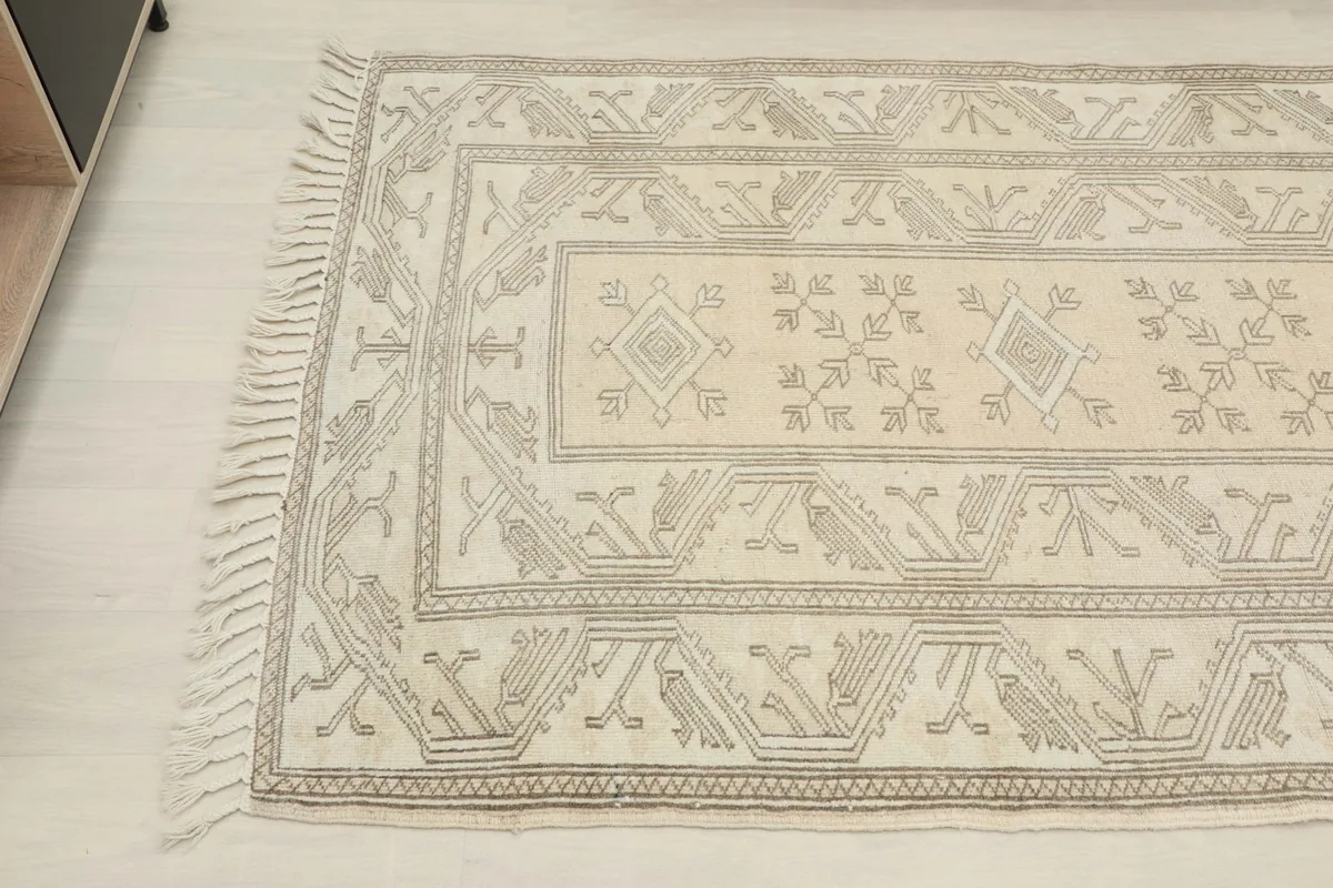 Detailed view of the rug's side with its tribal border design