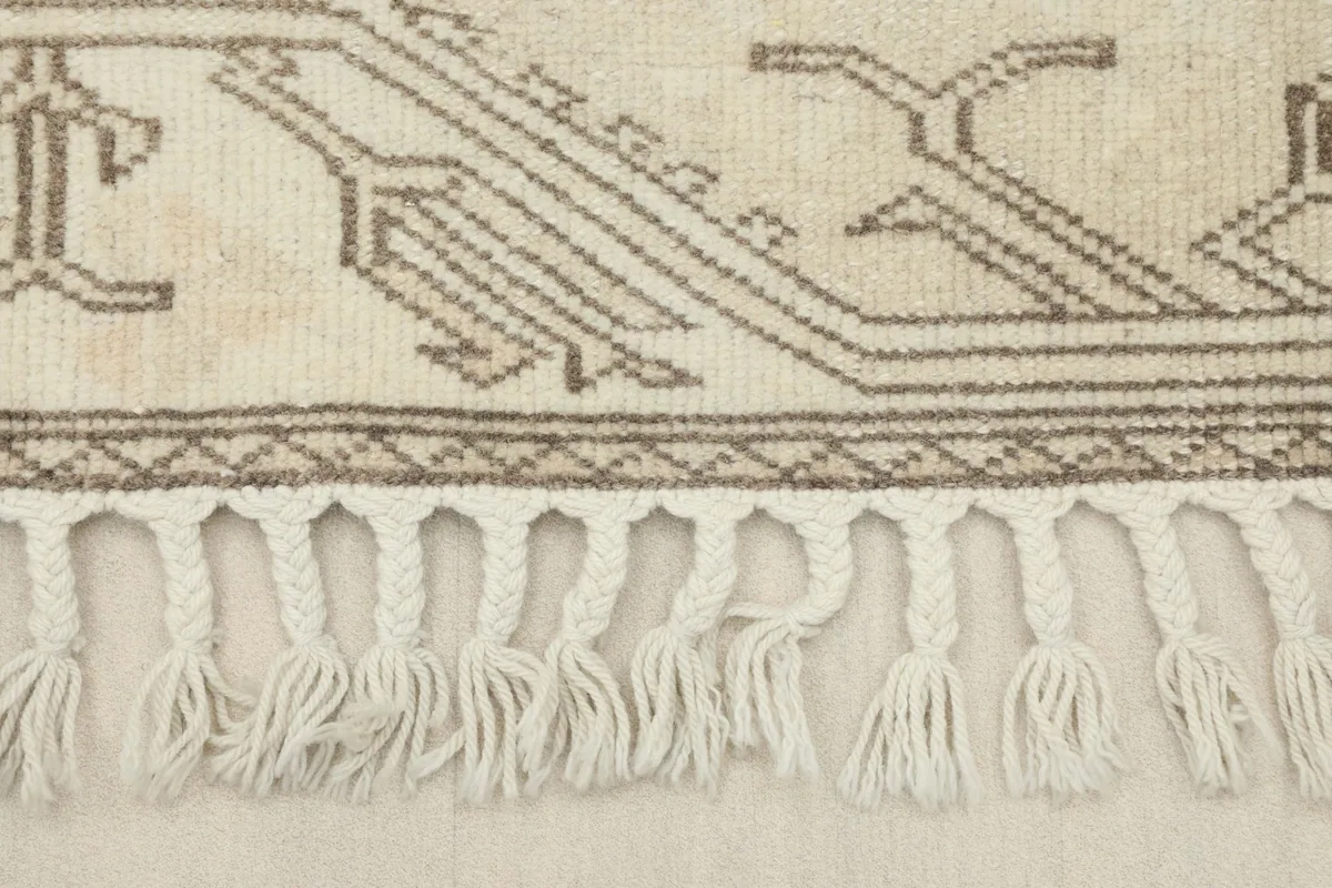 Detail of the hand-knotted fringe and the edge of the rug