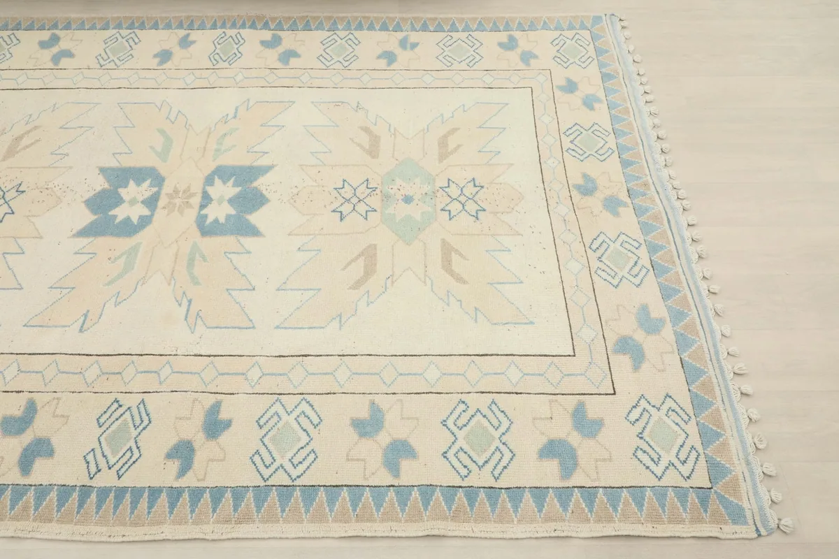 Close-up of the upper right corner of the rug, highlighting border details and colors
