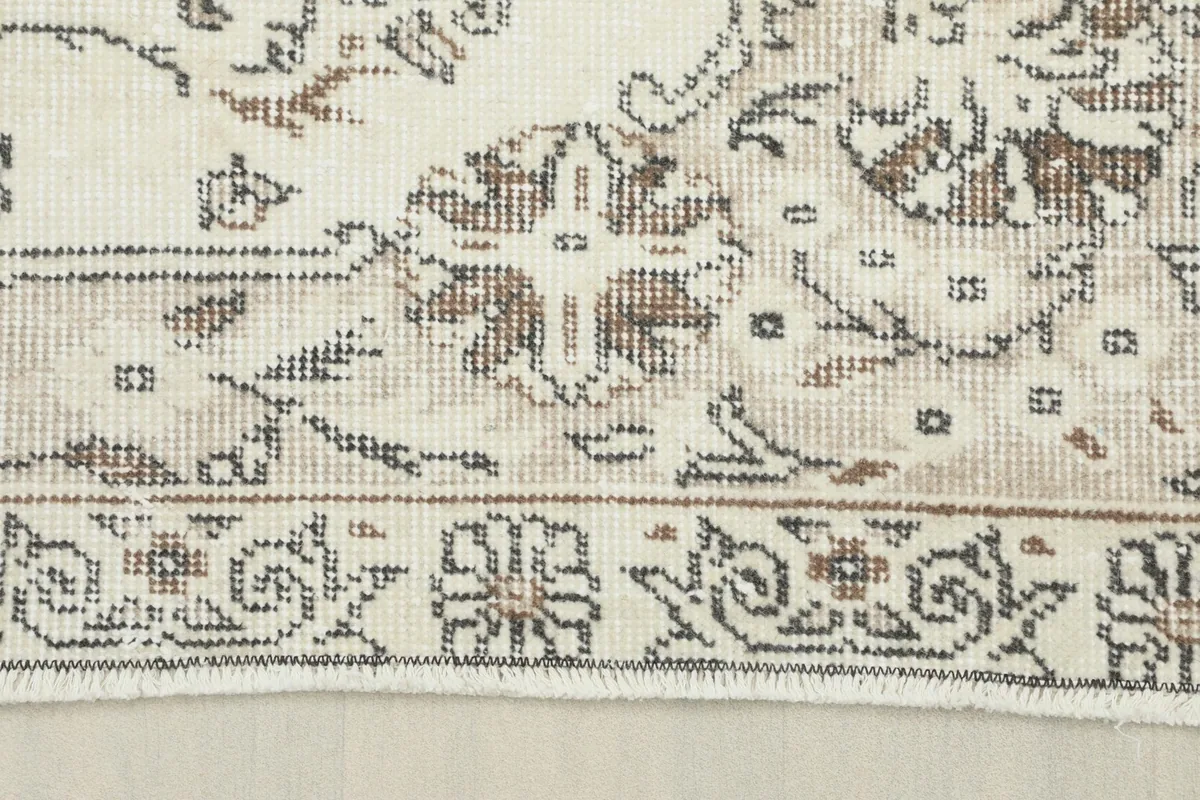 Close-up of the rug's border, displaying its detailed design and the short fringes