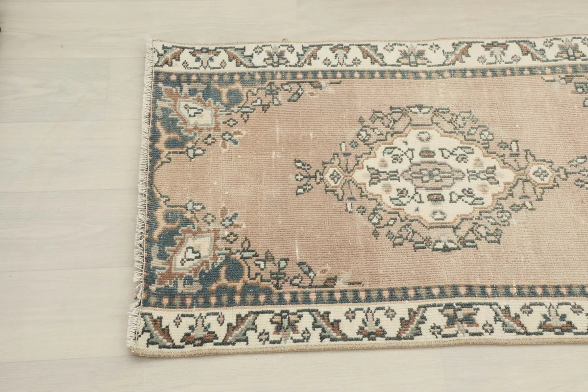 Detail view of the runner's pattern and color variations near the end.