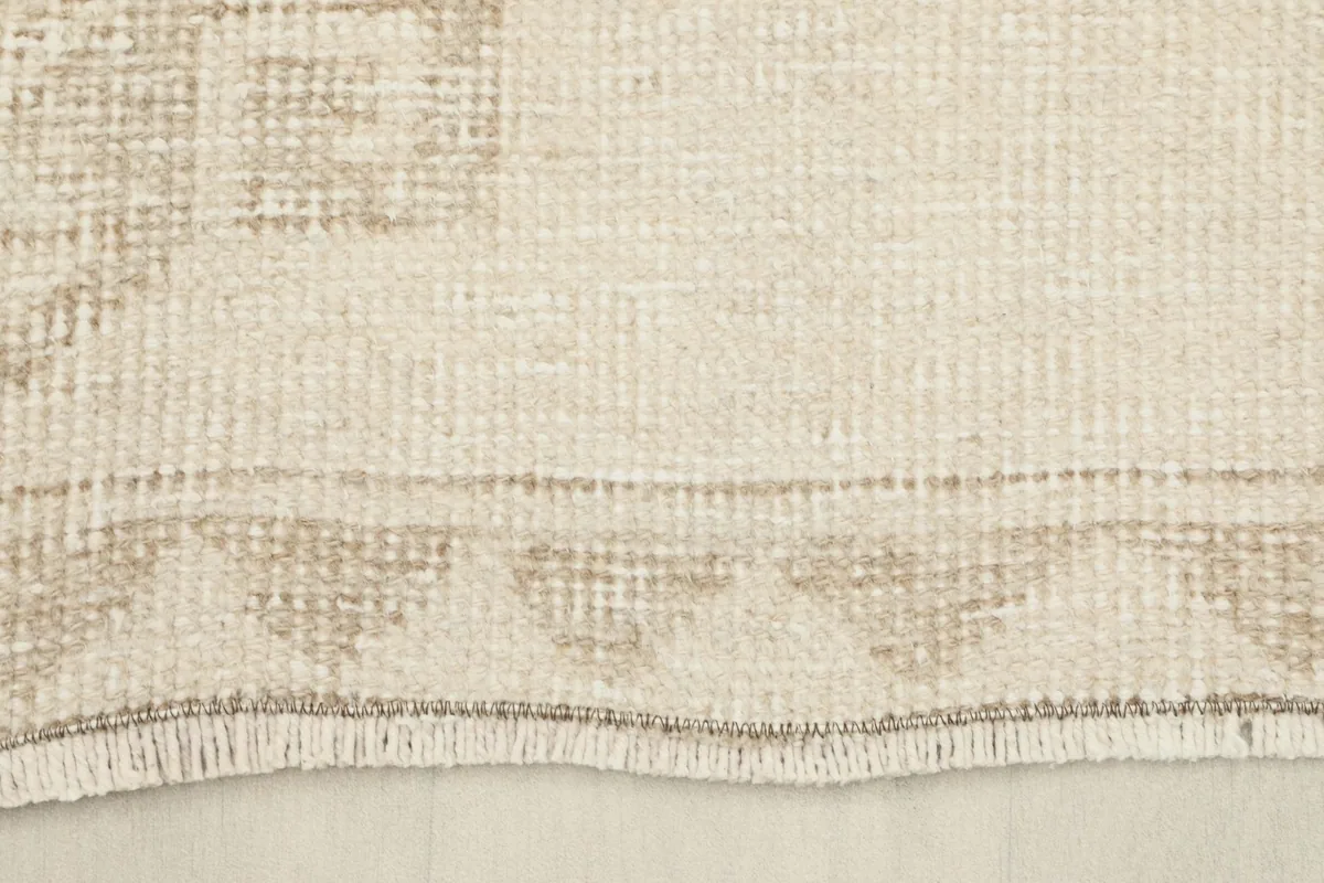 Close-up of the border design and short fringe along the edge of the rug