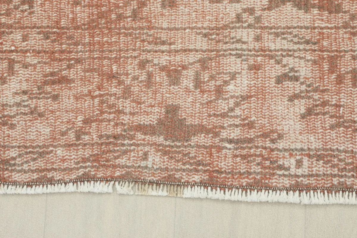Close-up of the rug's short, natural cotton fringe