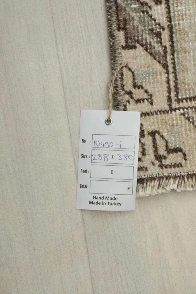 Label attached to the rug, showing measurements in centimeters.