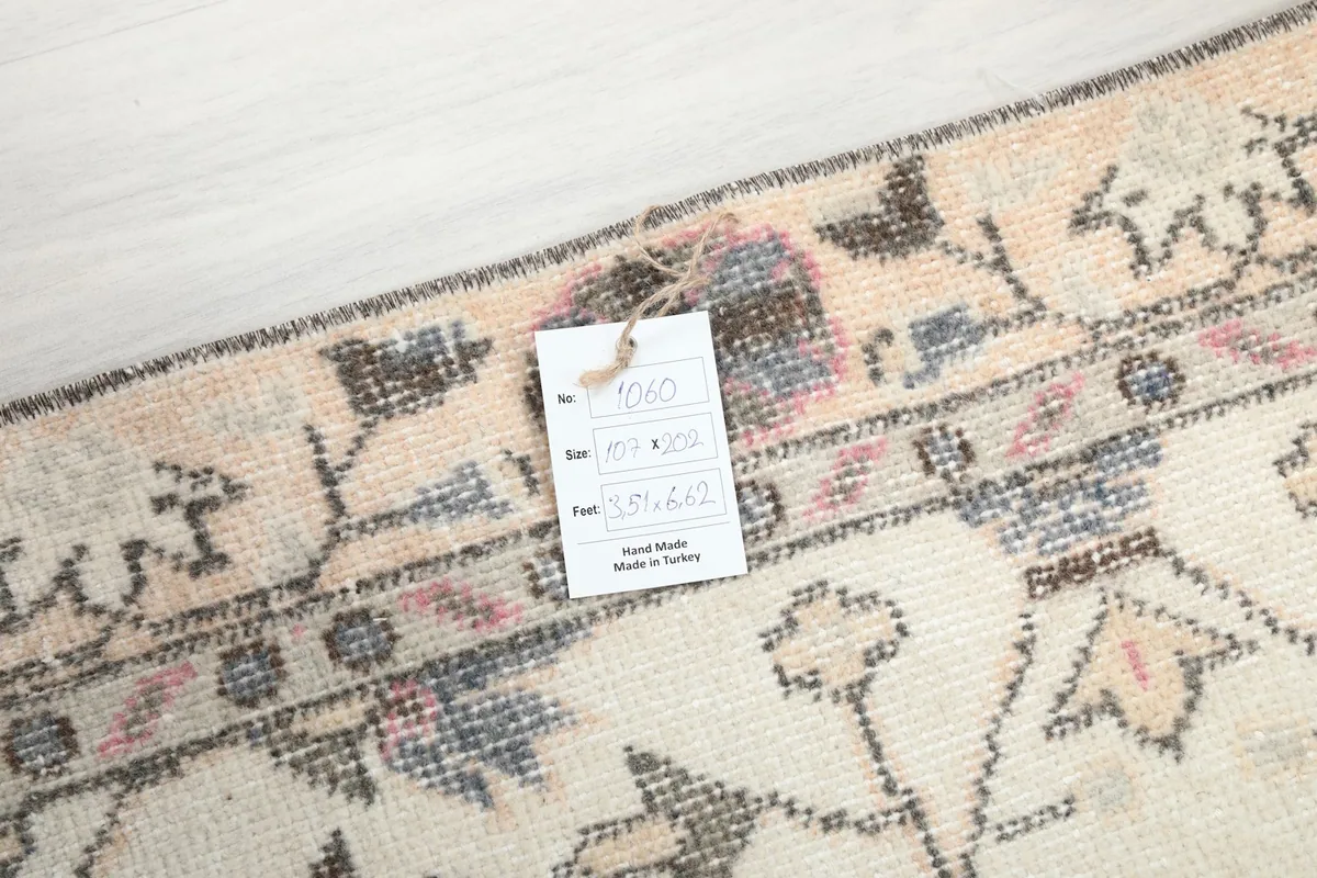 Close-up of the rug's corner with a product tag, displaying size and origin information.
