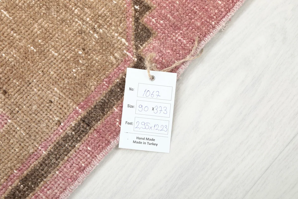 Close-up of the product tag attached to the rug, displaying size and origin information.