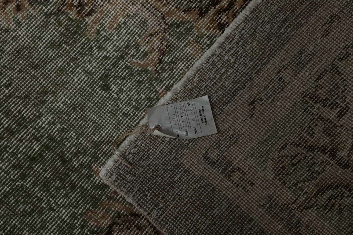 Detail of the rug's label on the back, confirming its origin and material