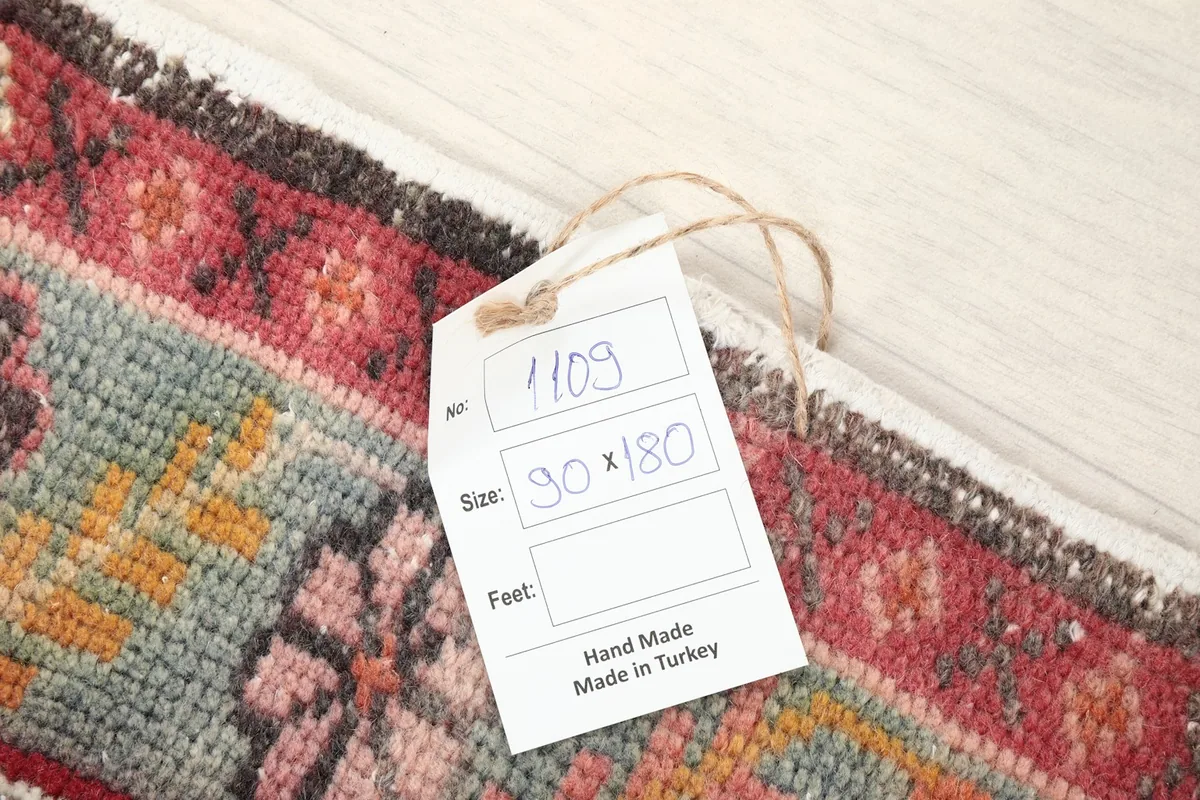 Tag displaying the rug's dimensions (90x180 cm) and 'Hand Made in Turkey'