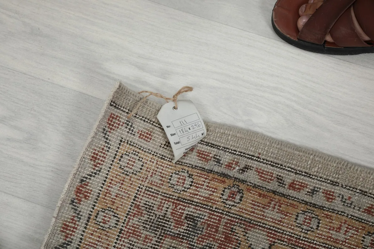 Close-up of the rug's label with size and material information, on the reverse side