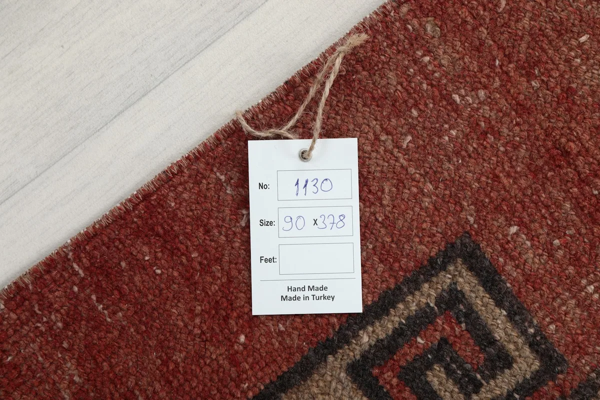 Image showing the product tag with the rug's identification number and size in centimeters.