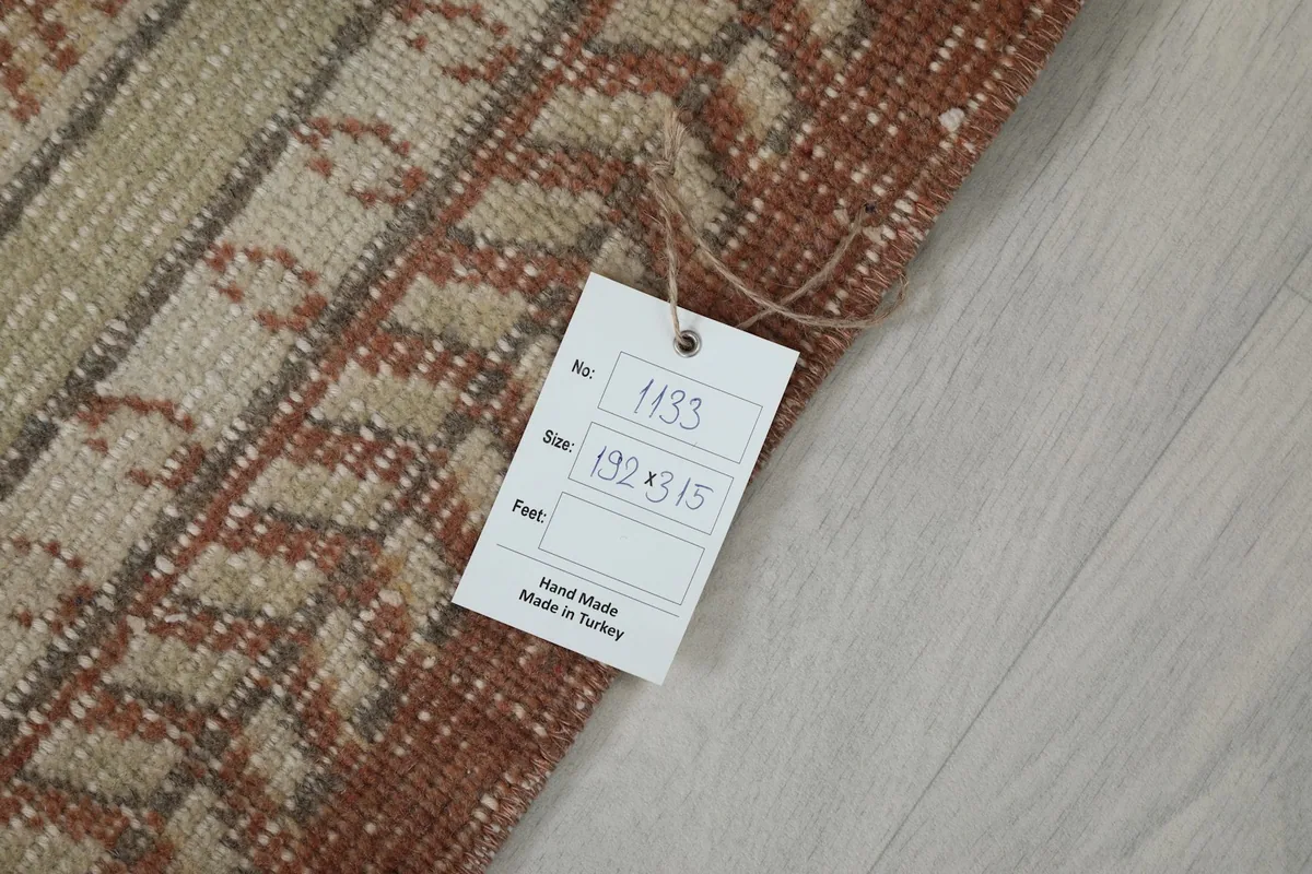 Tag displaying the rug's dimensions and origin: hand-made in Turkey