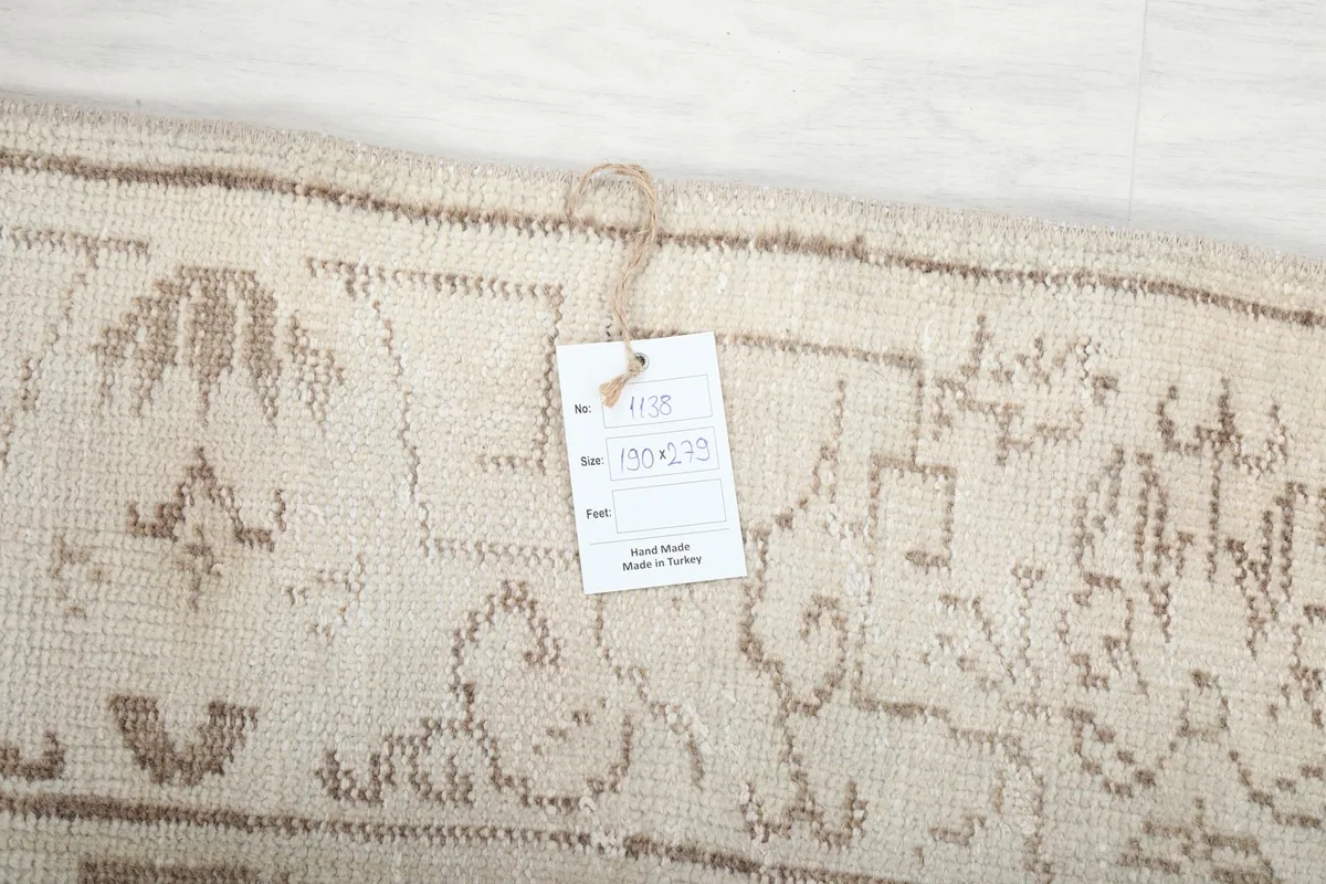 Close-up of the rug's label attached to the corner, showing size information