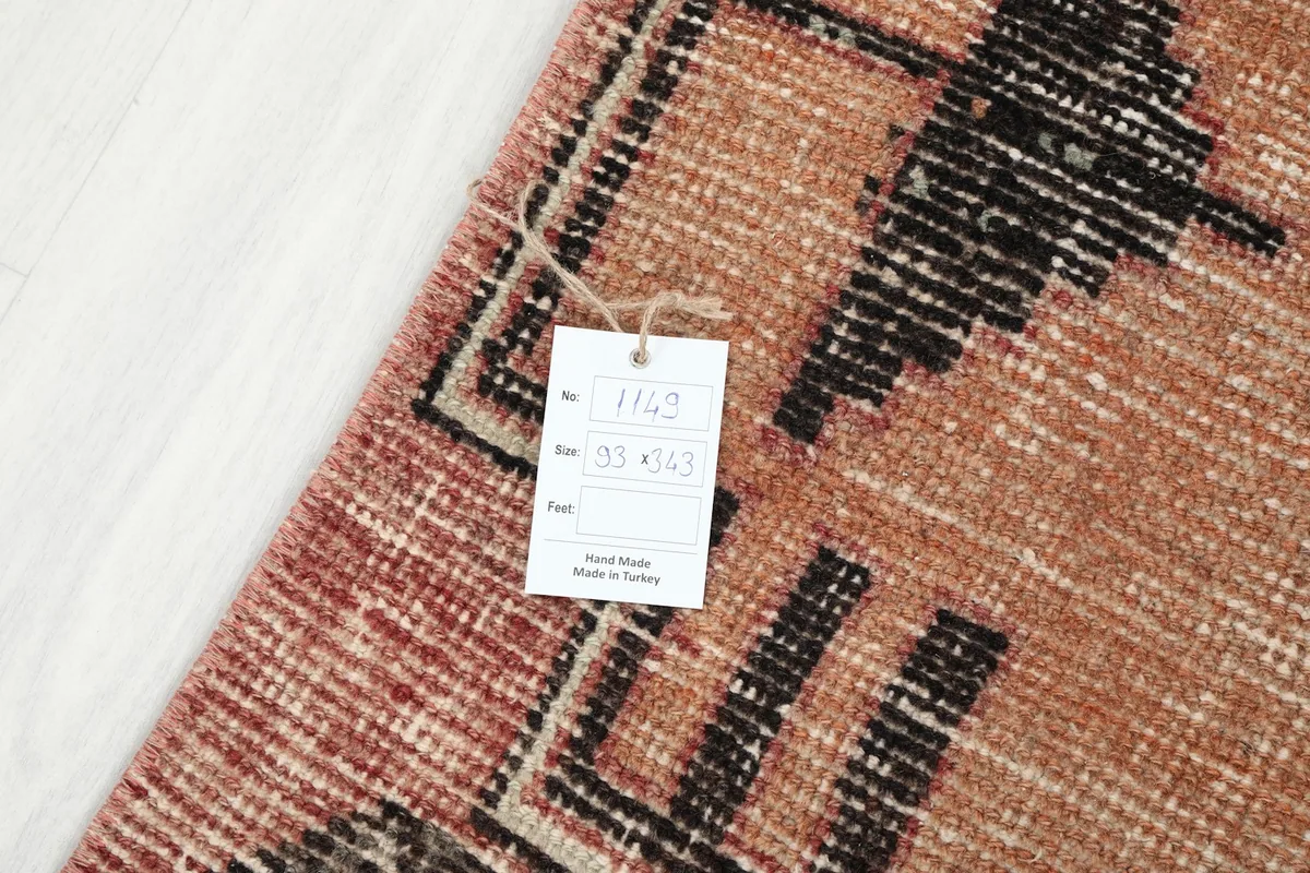 Close-up of the rug's surface with an information tag displaying its dimensions