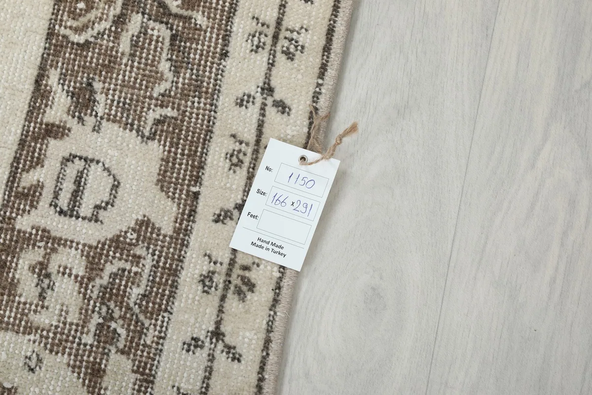 Close-up of the rug's corner with a product tag showing the item number and size in centimeters