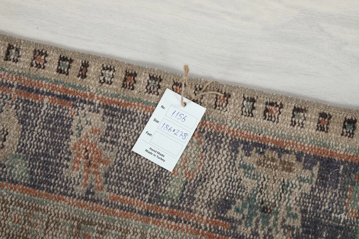 Tag displaying the rug's item number and dimensions in centimeters