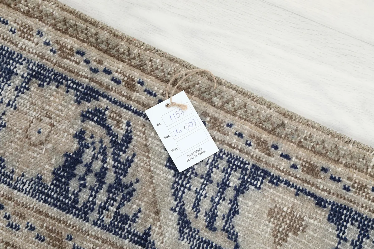 Close-up of the rug's label with size and material information