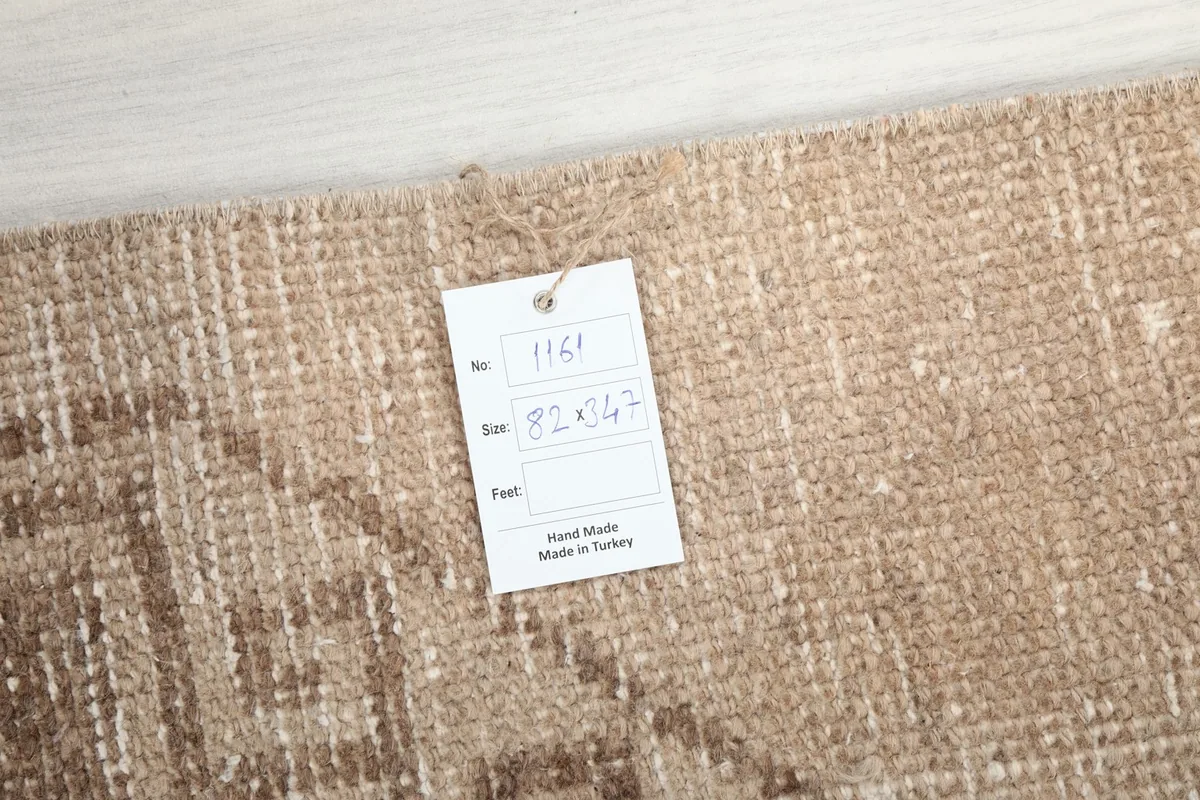 Product tag attached to the rug, displaying item number and size in centimeters.