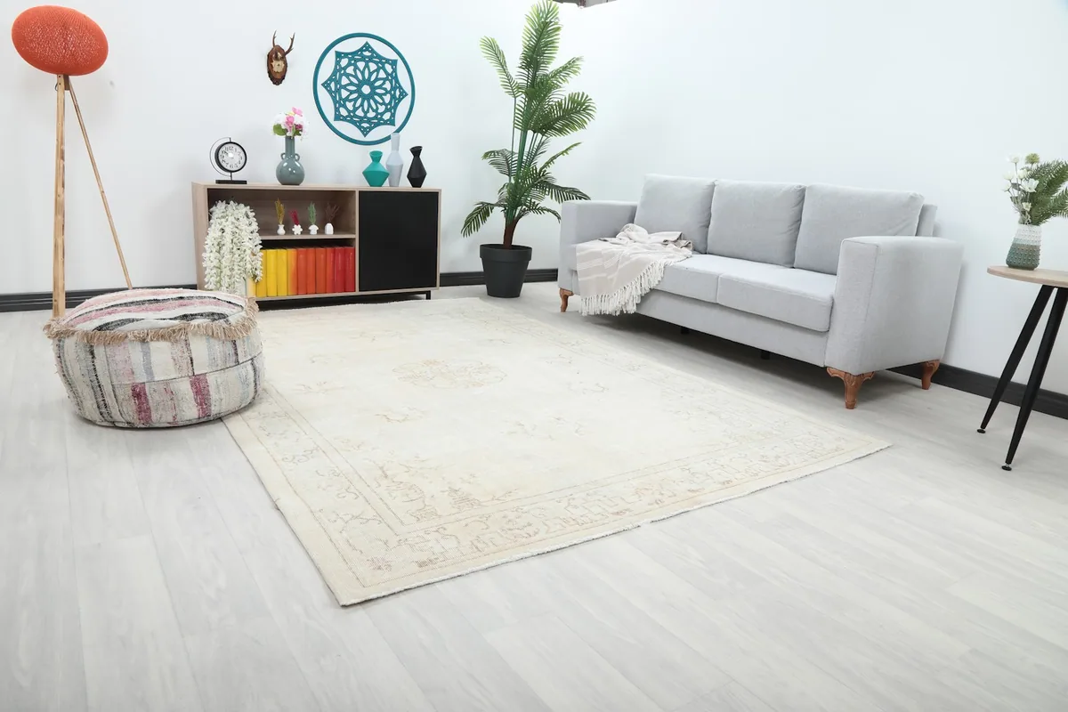 Angle view of the ivory gold area rug in a modern living room with a gray sofa