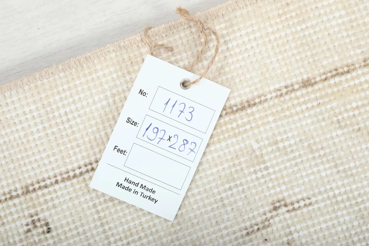 Product tag on the back of the rug displaying item number and dimensions in centimeters