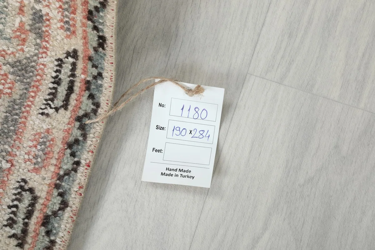 Tag showing the rug's number, size in centimeters (190x284), and origin