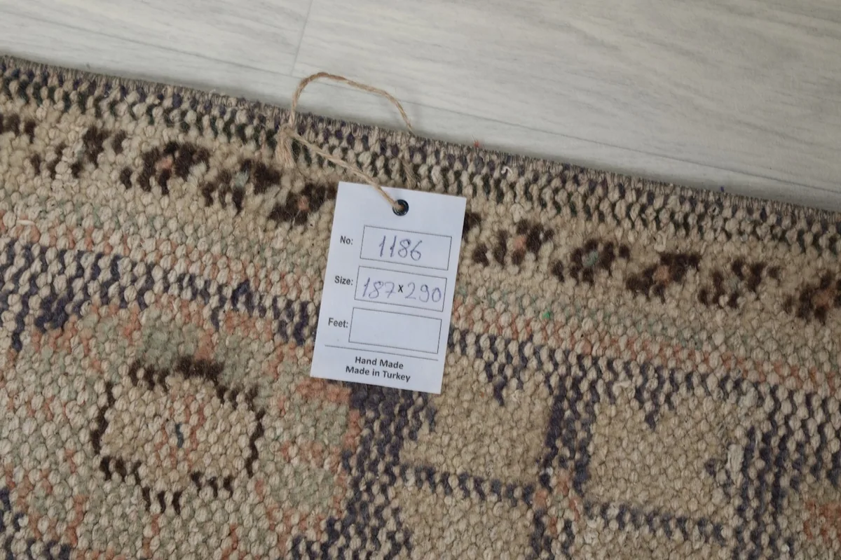 Tag showing the rug's identification number and size (187 x 290 cm)