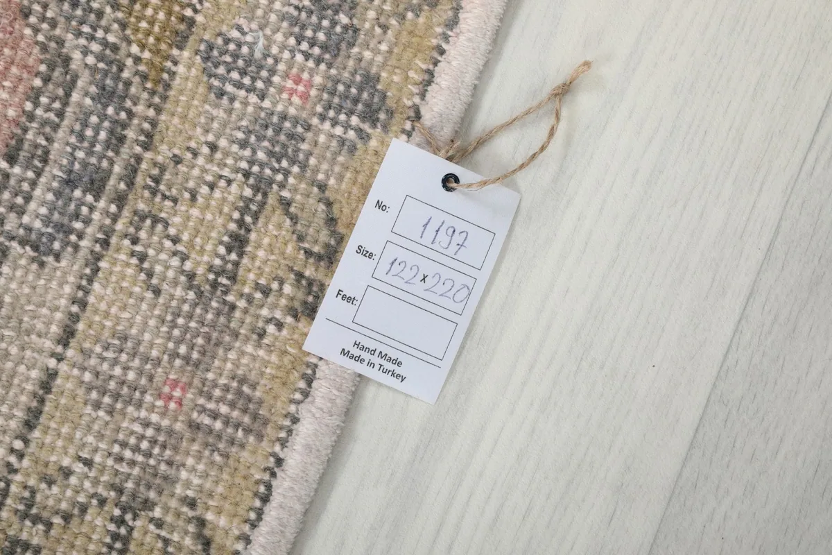 Tag attached to the back of the rug, displaying item number and size in centimeters.