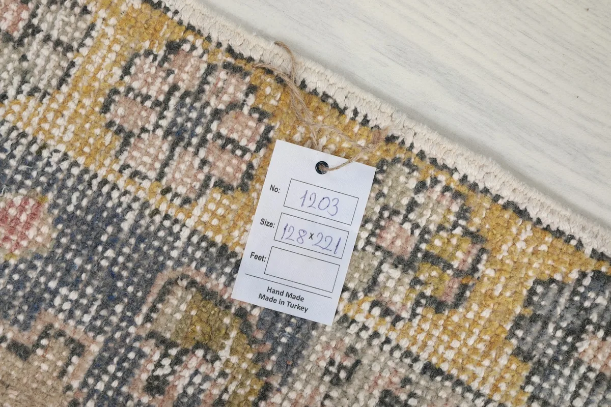 Label on the back of the rug displaying item number and dimensions in centimeters