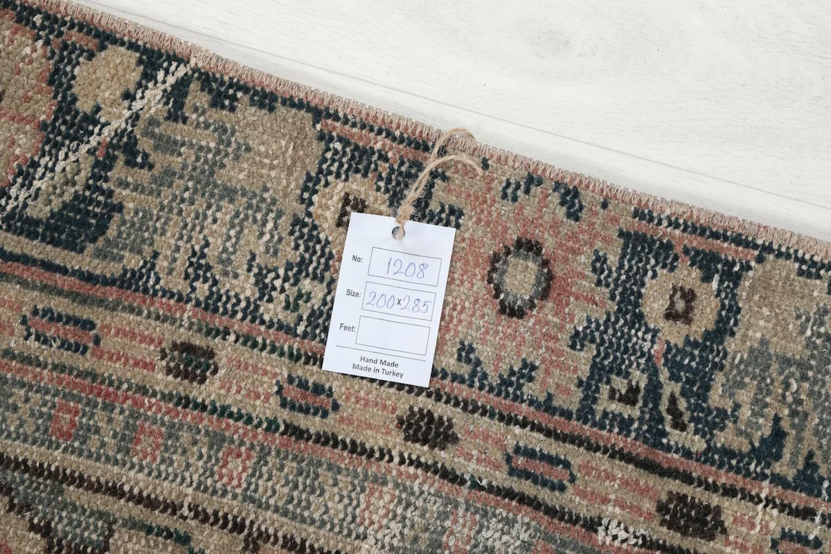 Detail of the rug's corner with a tag showing the item number and dimensions